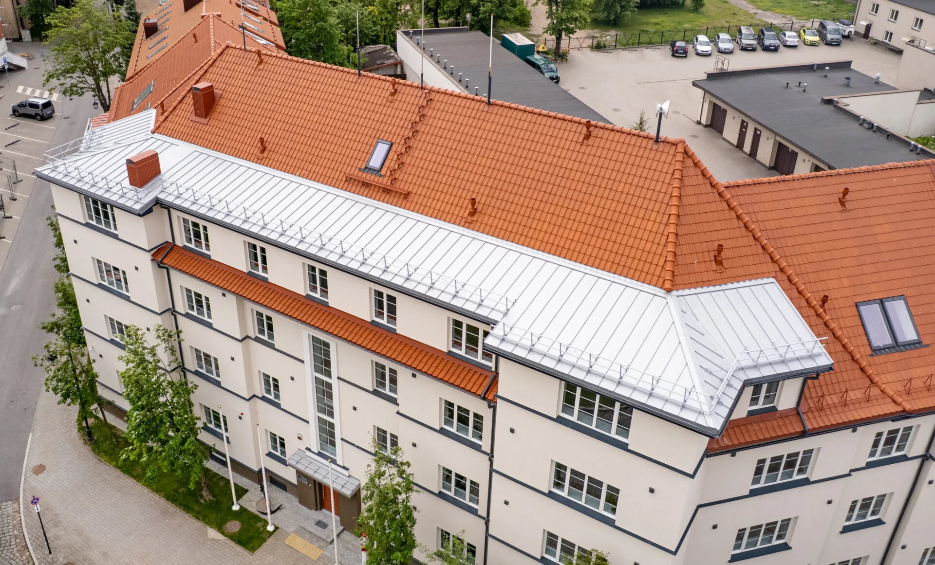 Gintaro g. pastatas po sėkmingo 2025 m. statybų valdymo ir rekonstrukcijos: užbaigtas fasado vaizdas.